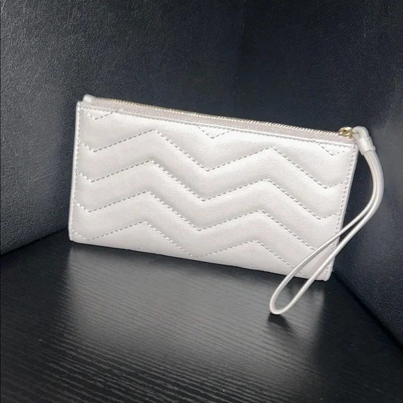 Kate Spade Wallet with Quilted Leather in Dove Gray - Picture 2 of 4